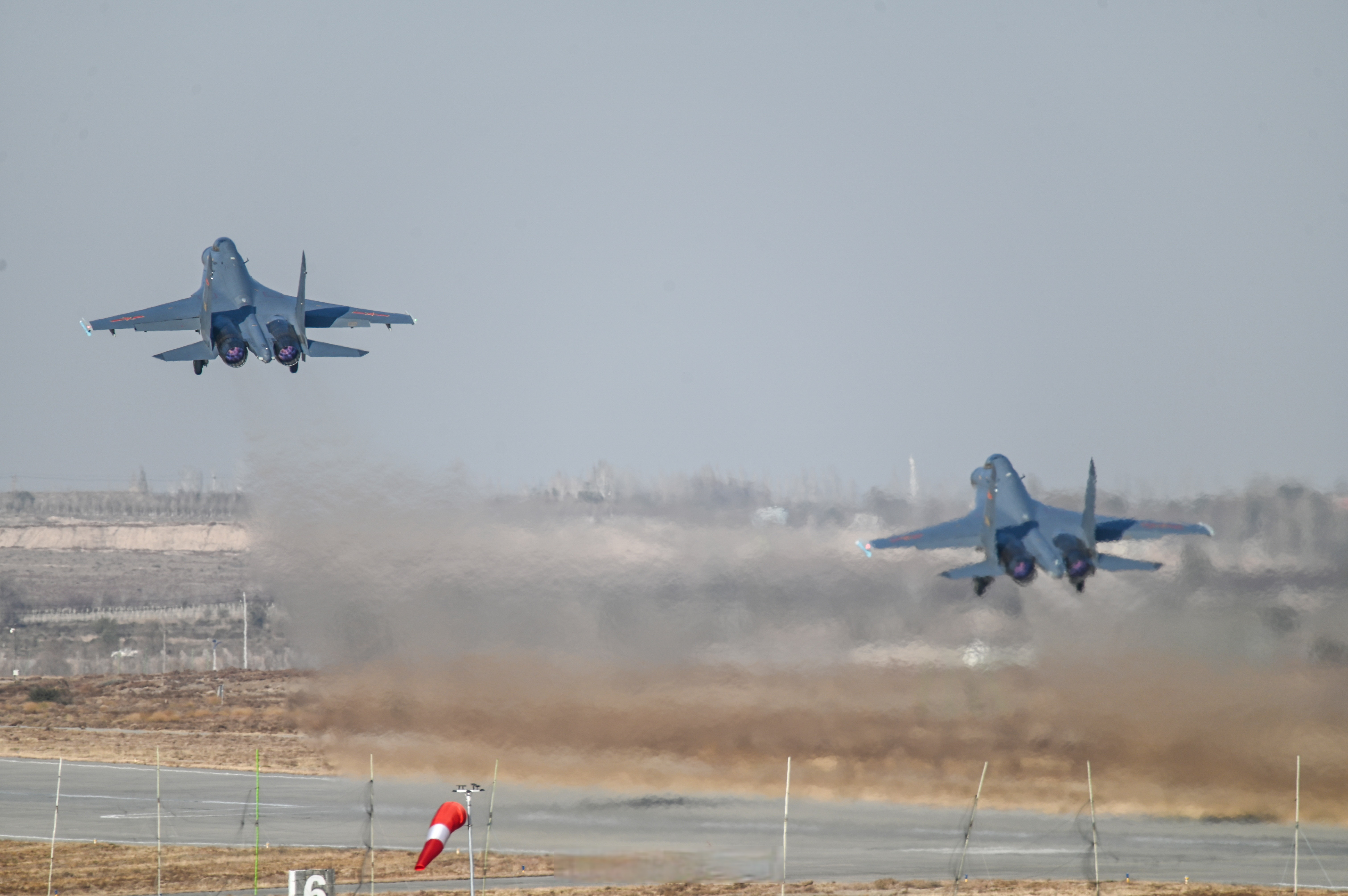 空军官兵训练群像好燃#】近日,西部战区空军某基地新年度实战化训练