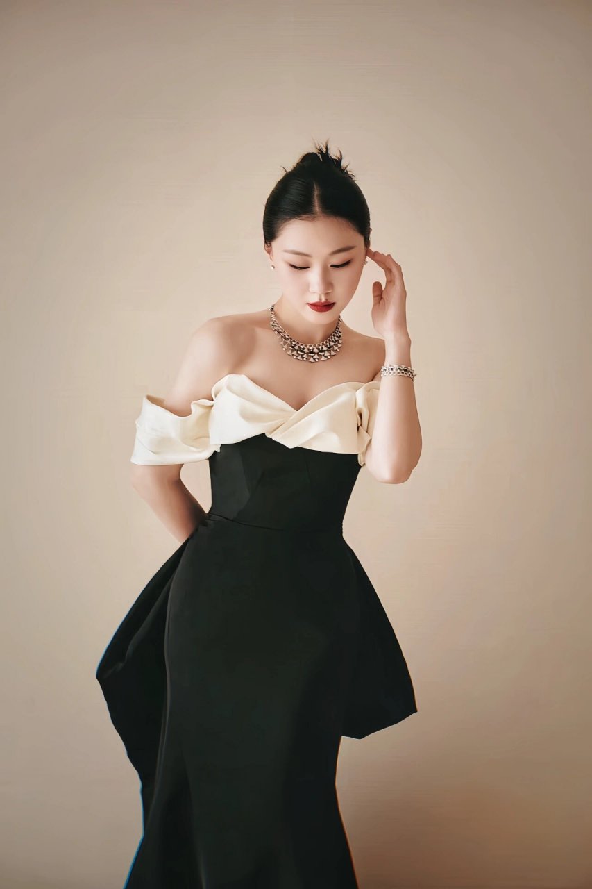 【金靖】金鹰节礼服,美佣嘞   你眼眸中有不一样的东西,不炙热,但坚韧