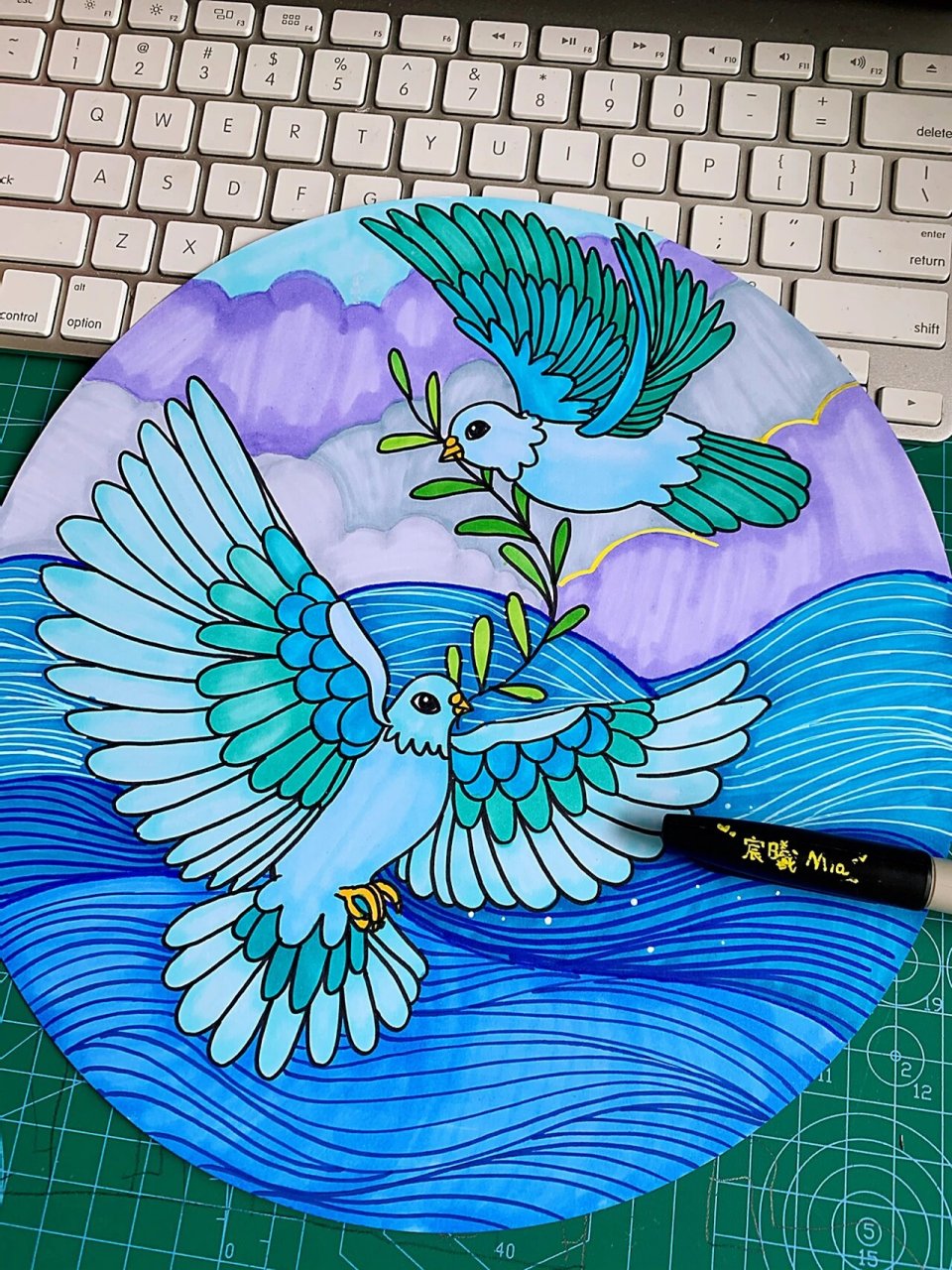 《和平鸽》 和平鸽飞翔在波涛汹涌的大海 嘴里叼着的橄榄枝散发着五彩