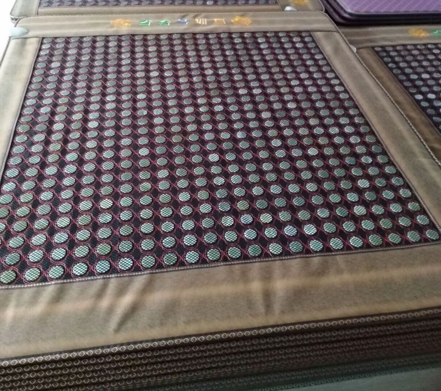 玉石床垫的好处 1,由于玉石里所含有的元素较多,可以释放一些红外线来