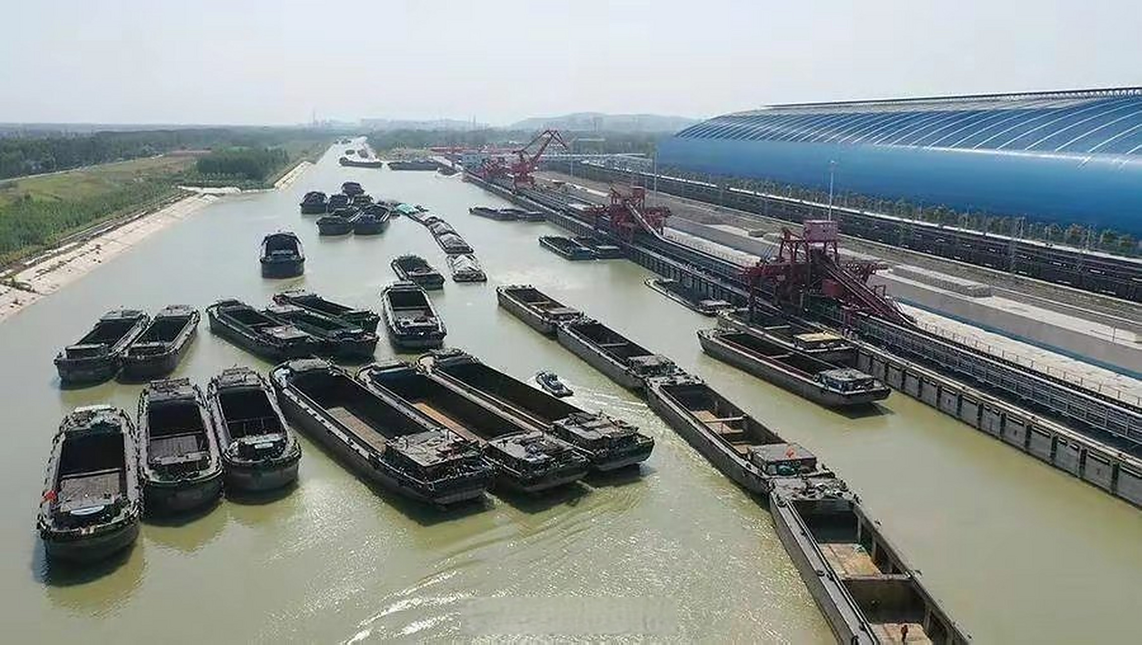 "梁山港位于梁济运河右岸,距瓦日铁路直线距离仅1.