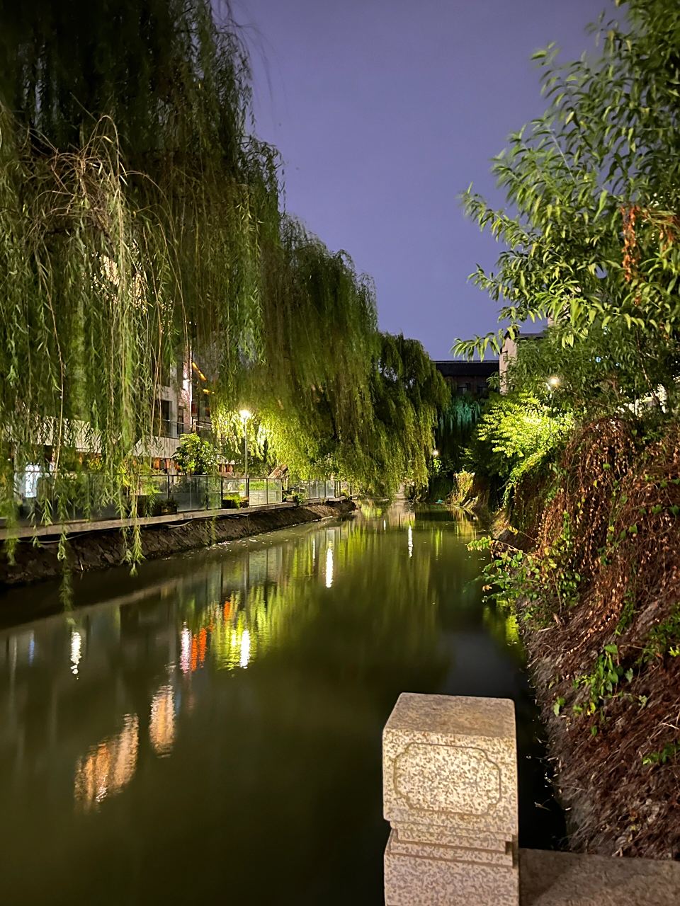 扬州小秦淮河 一条闹中取静的河道,离东关街不远.两岸是古老的民居,没