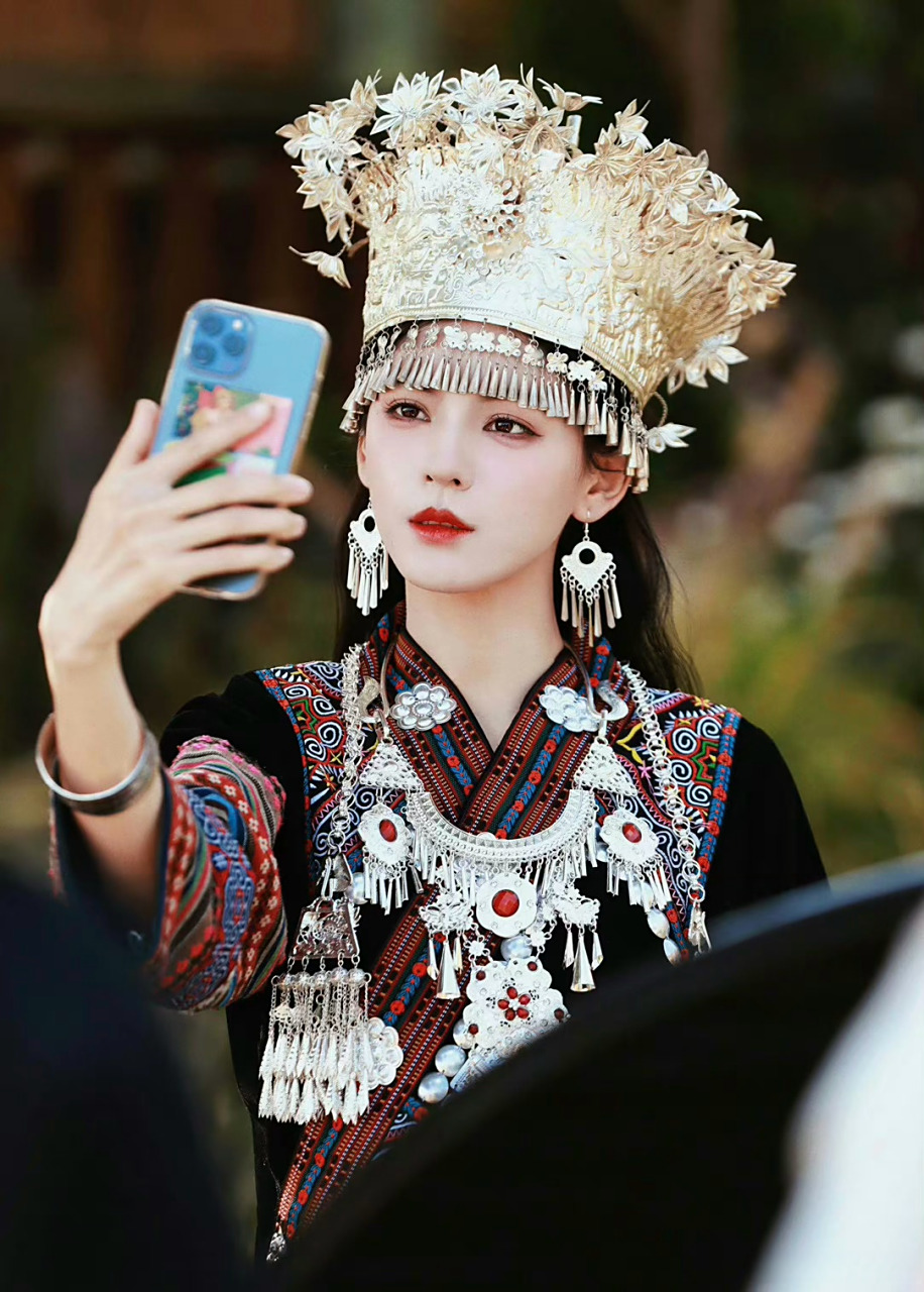 张予曦苗族服饰大片,终于等来了!好白好瘦,苗族少女即视感