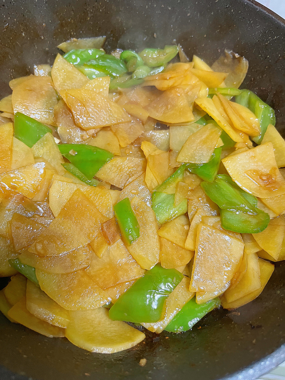 一周家常素食day3 尖椒土豆片97 准备食材:尖椒,土豆,蒜沫 做法: 1.