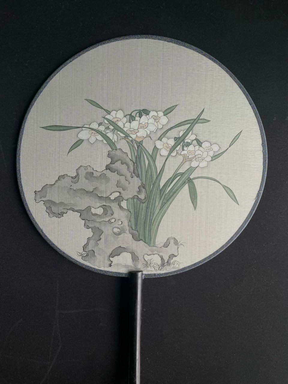 画一把小扇子|水仙湖石工笔团扇-附线稿 临陈洪绶的湖石水仙 印刷版