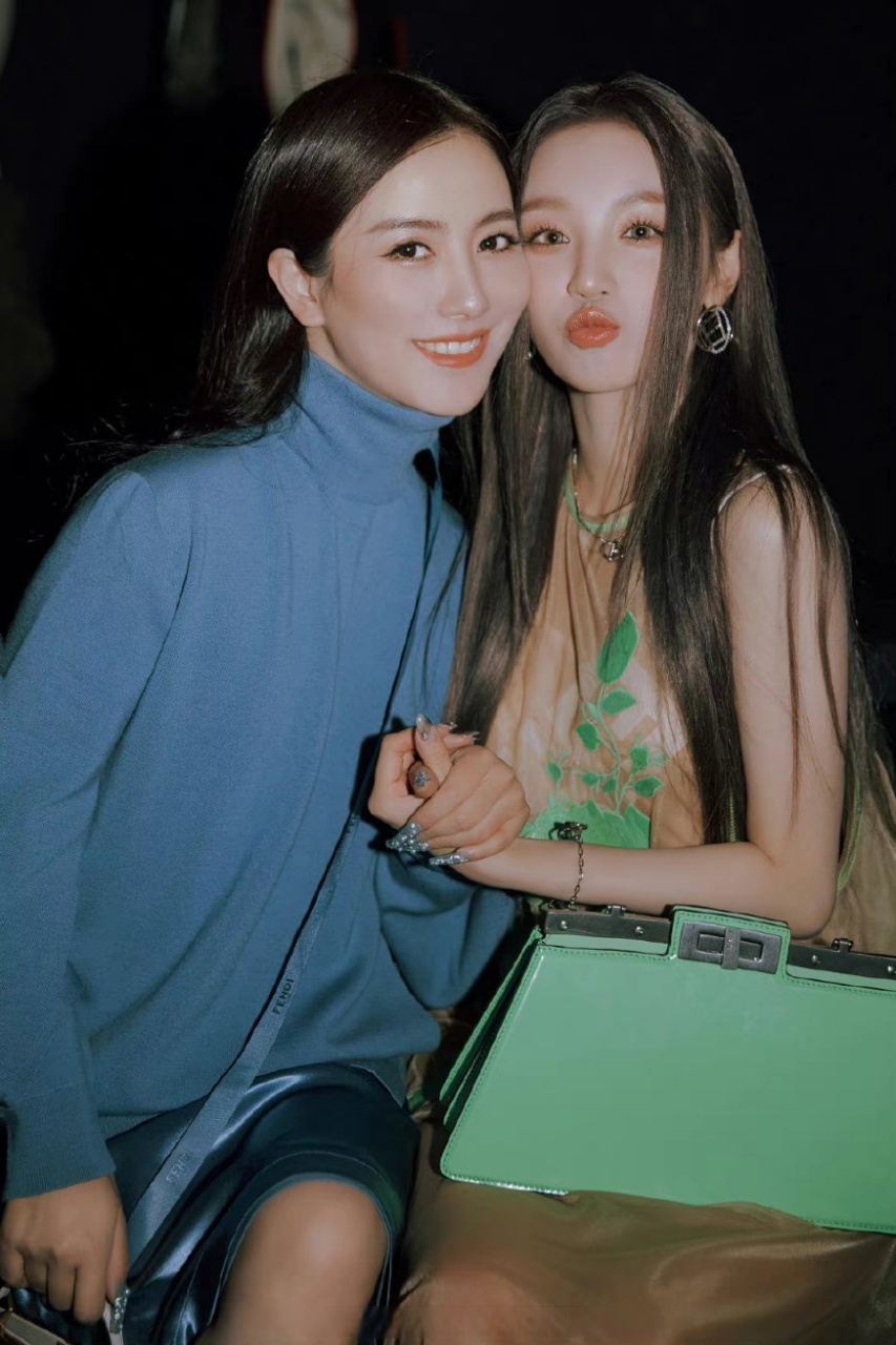 宋雨琦#路人视角下的宋雨琦海外人气  230223微博更新宋雨琦合照