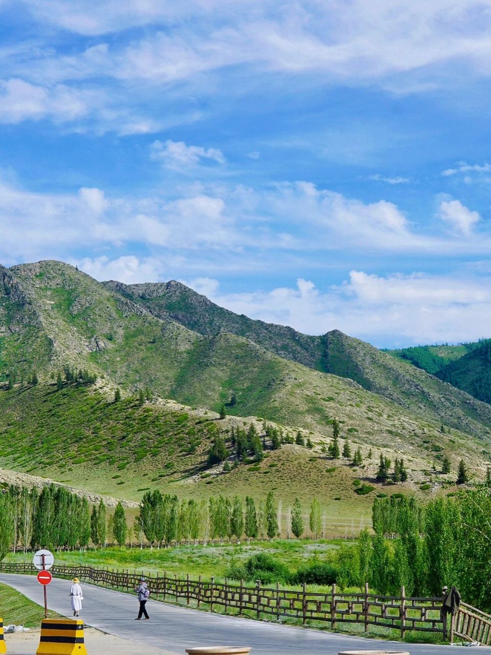 可可托海景区位于新疆维吾尔自治区阿勒泰地区富蕴县,被誉为"天然