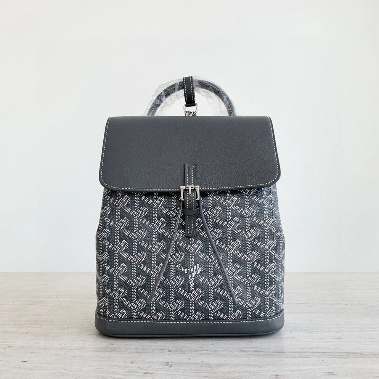 goyard 戈雅 alpin mini双肩背包 重塑传统登山包灵感,蕴含永恒朴素