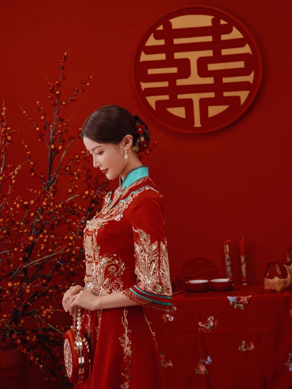 身着中国传统婚嫁服装 将现代元素与传统元素相结合 以现代人的擅美