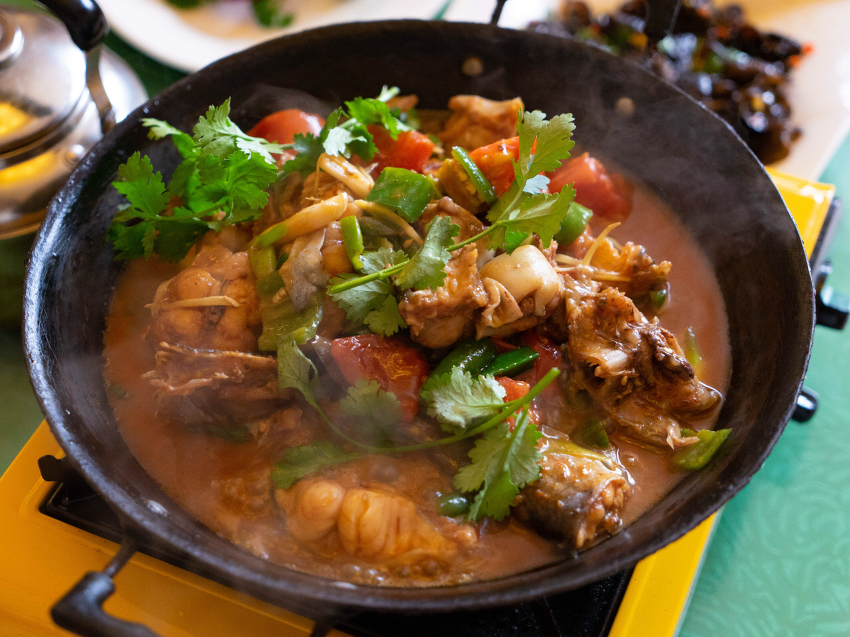 其中的几个吃货朋友说,一定要尝尝阳朔的几个特色菜,于是我们高铁到达