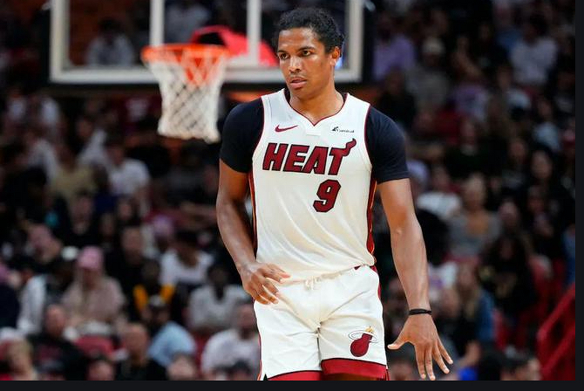 今日,nba02迈阿密热火官方宣布,球员德鲁-史密斯因踩到了骑士教练