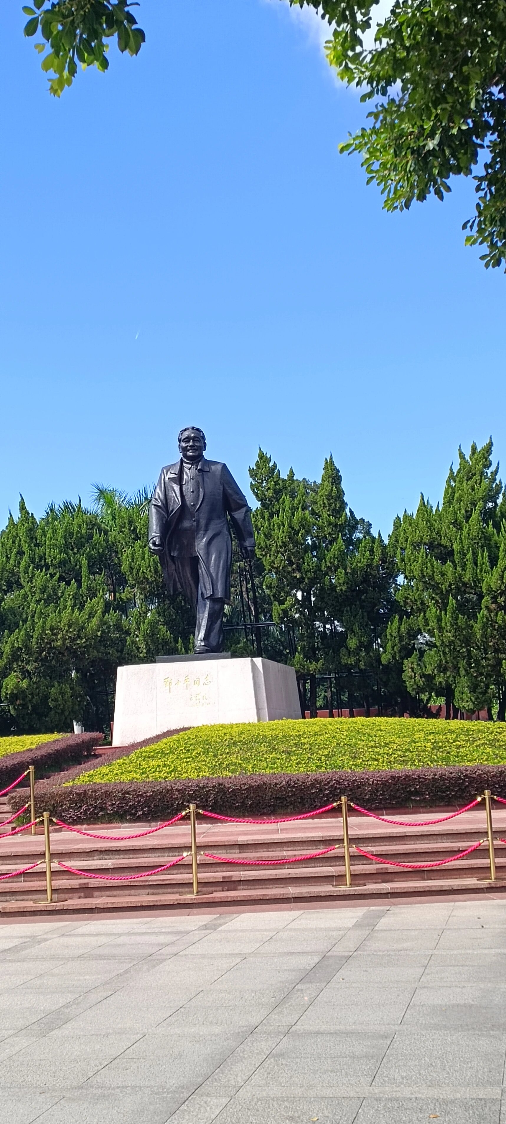 深圳莲花山公园:自然与文化的完美融合 深圳莲花山公园是一处融合自然