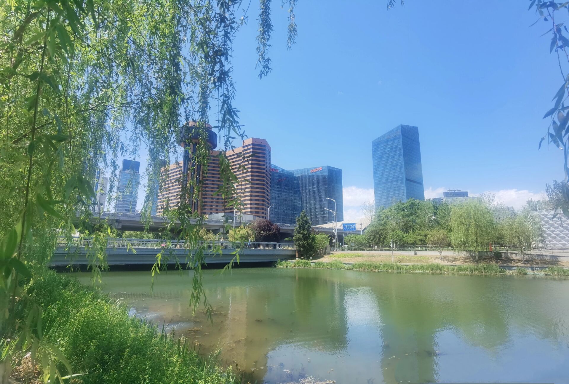 北京地铁站名解析(四)—亮马桥站 亮马桥站位于朝阳区西部,新源南路