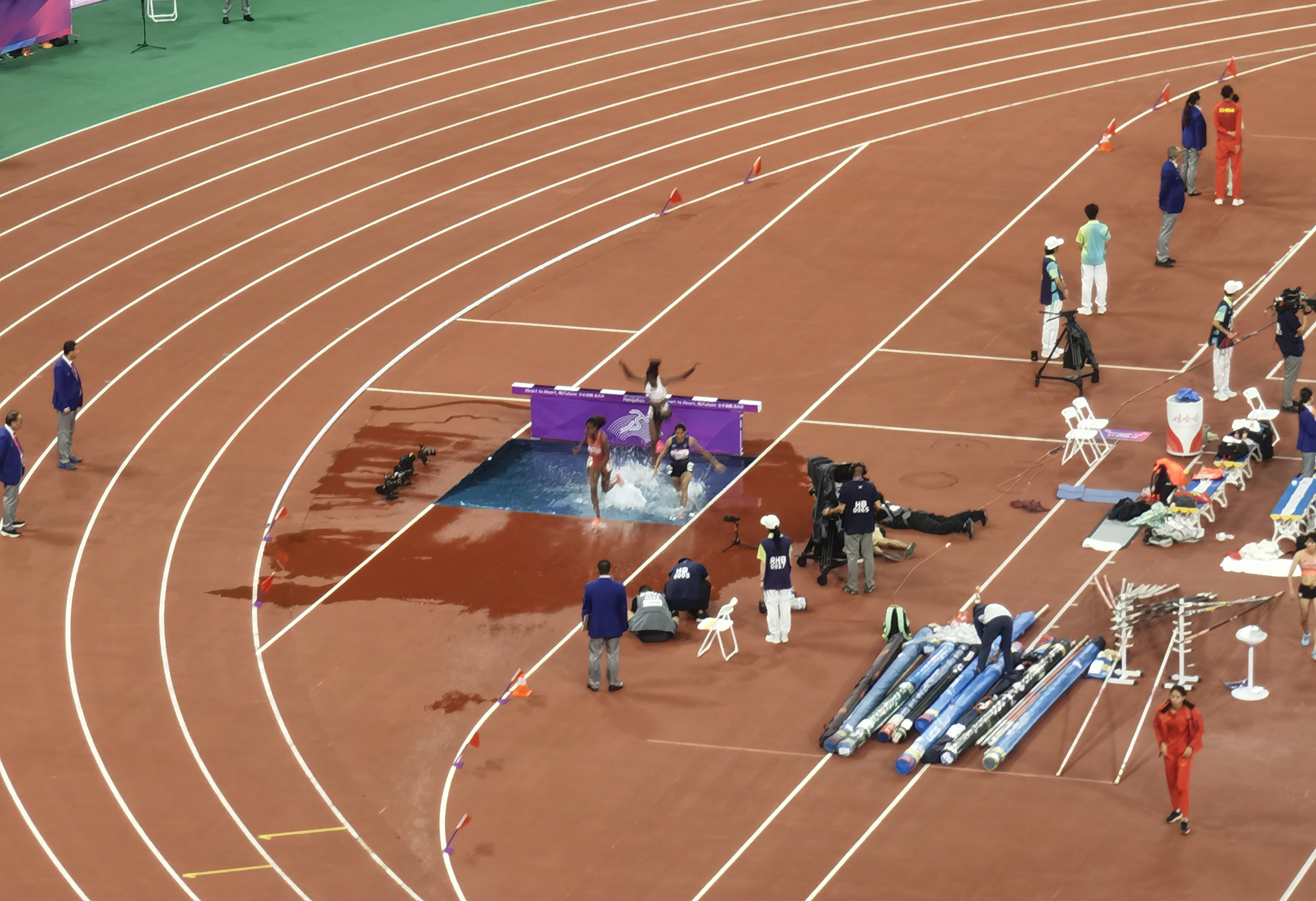 运动场上英雄辈出,场面壮观动人 运动场上英雄辈出,场面壮观动人