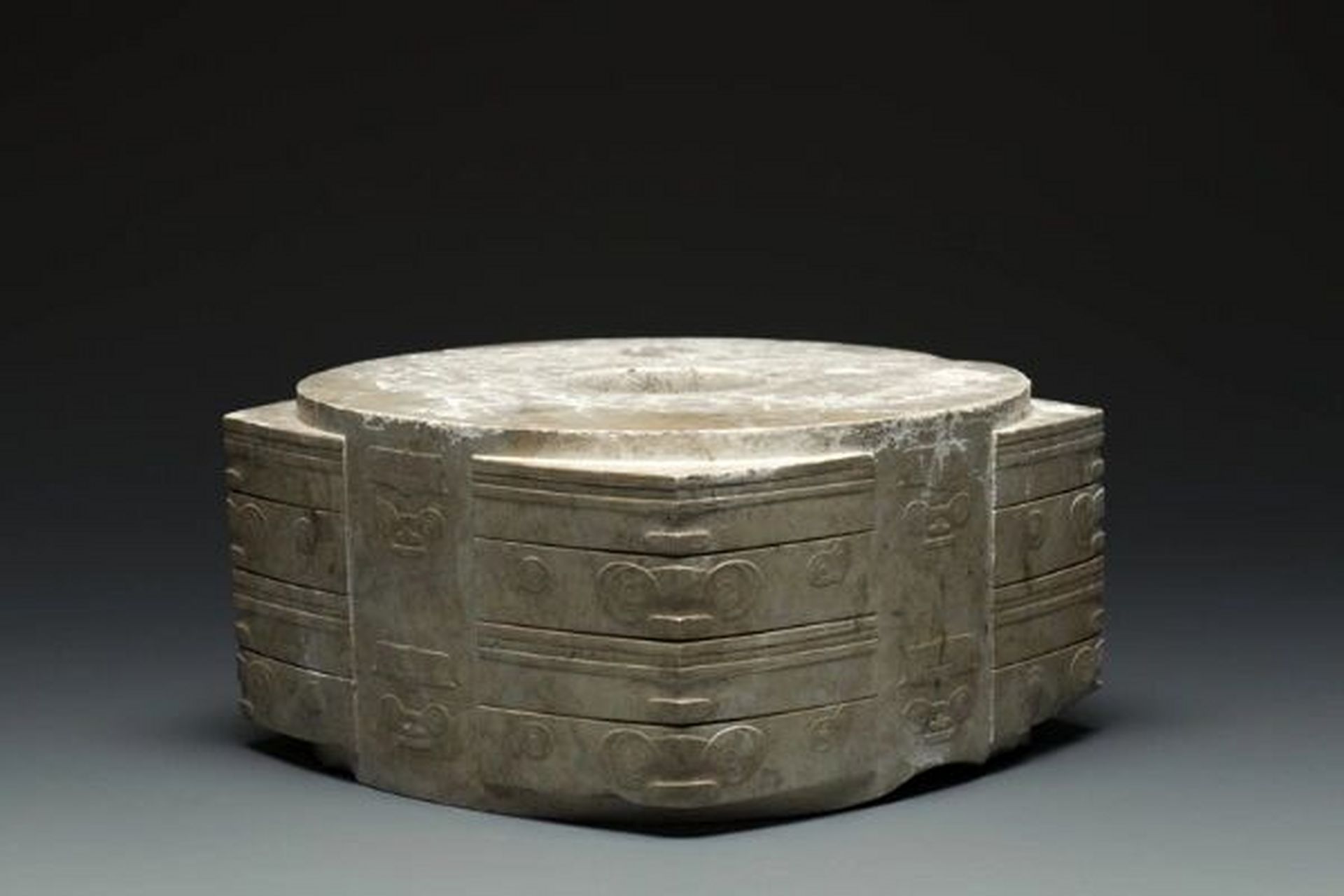 7415玉琮(cóng)是一种内圆外方筒型玉器,是古代人们用于祭祀神祇