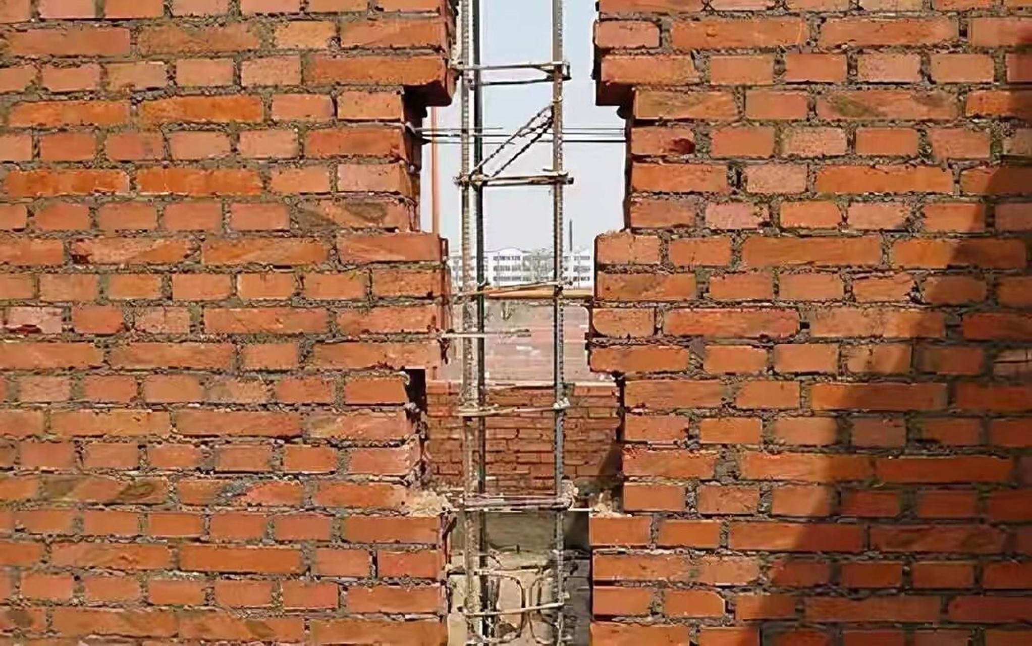 【每日分享】马牙槎 马牙槎通常指构造柱上凸出的部分,常见于构造柱与