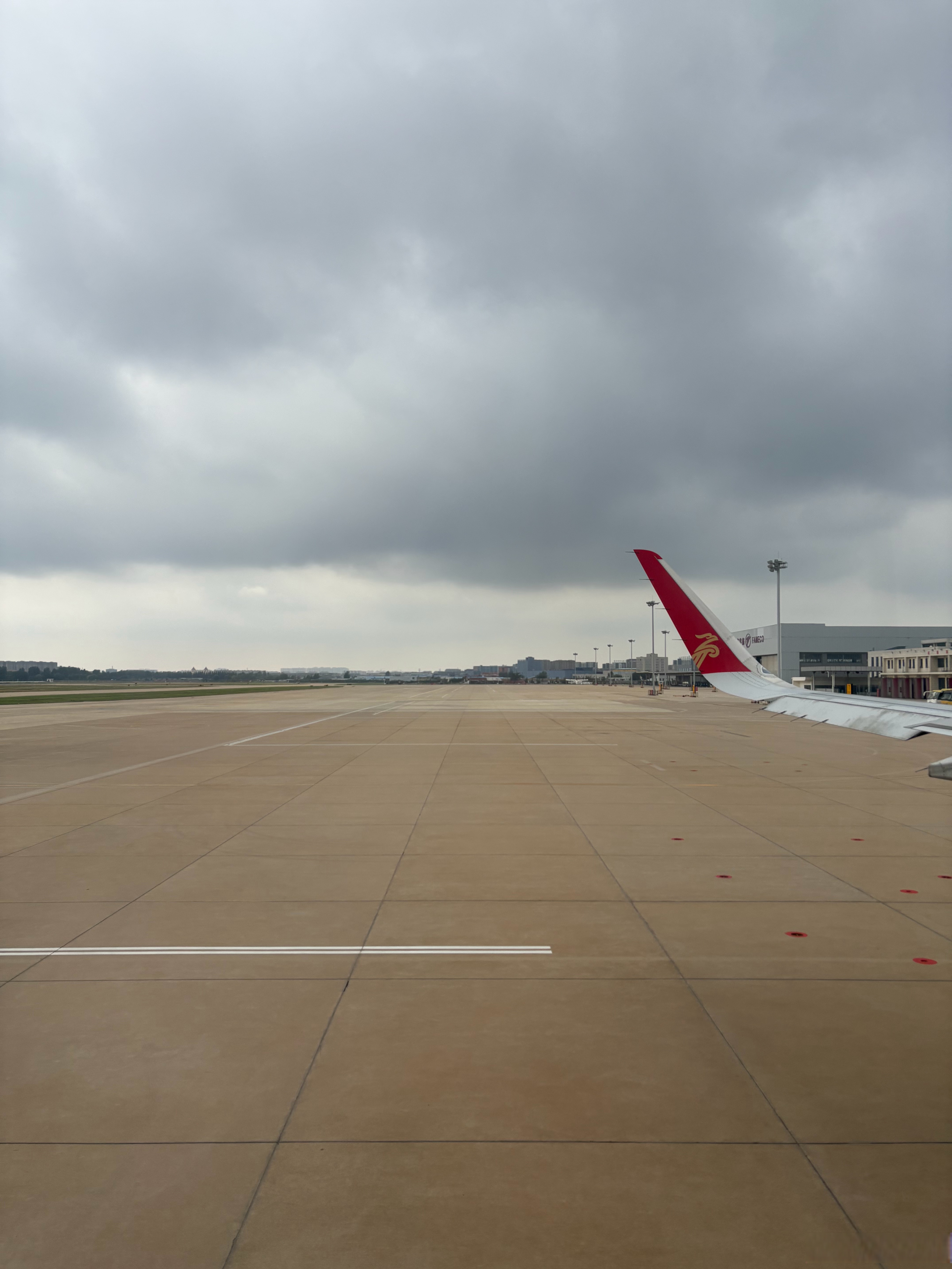 我的靠窗座位,且旁边两座无人的快乐,瞬间荡然无存