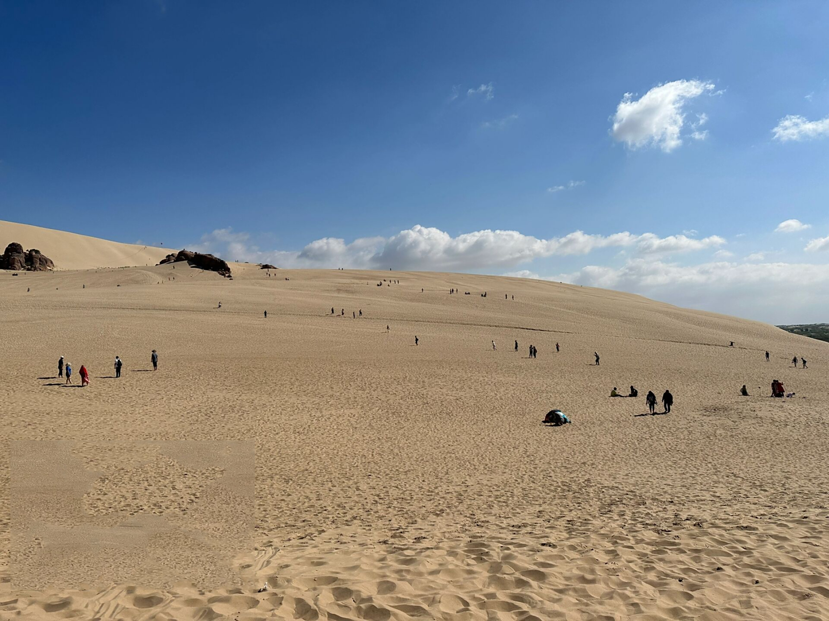 赤峰玉龙沙湖 内蒙古赤峰的风景区很多,前几天去玉龙沙湖带孩子玩了