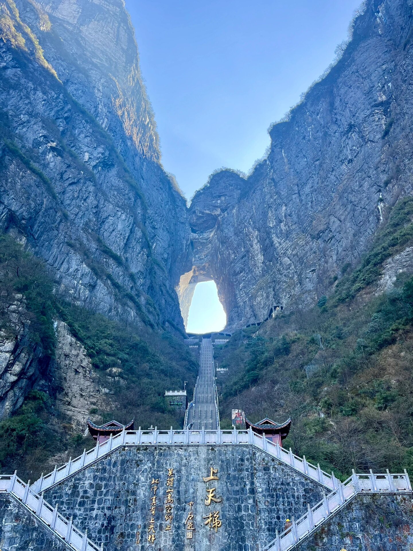 张家界天门山翻水图片