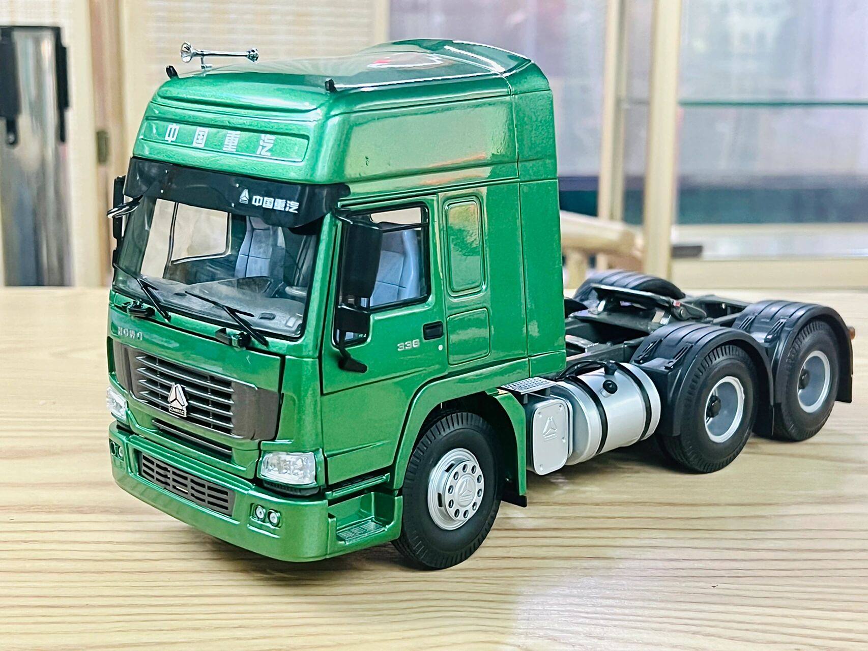 这个也算是一代经典车型了,中国重汽豪沃336卡车模型,早期的1/24卡车