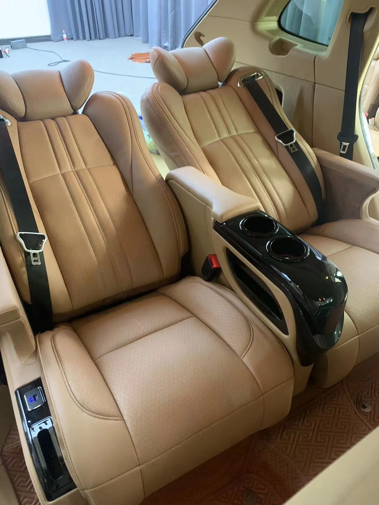 实拍保时捷卡宴升级4座后排改装商务座椅舒适度大幅度提升