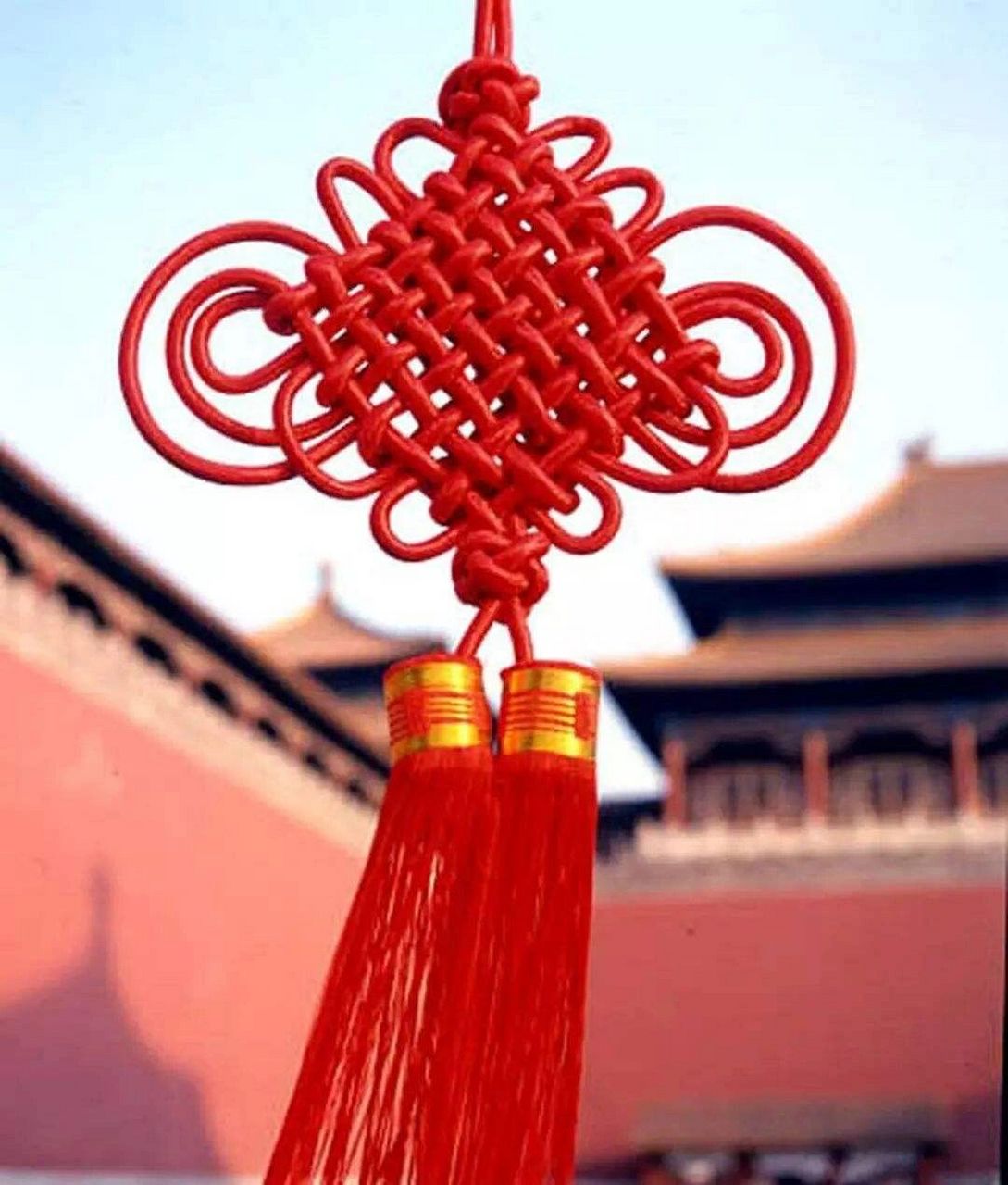 中国结   中国结是一种手工编织工艺品,它身上所显示的情致与智慧正是