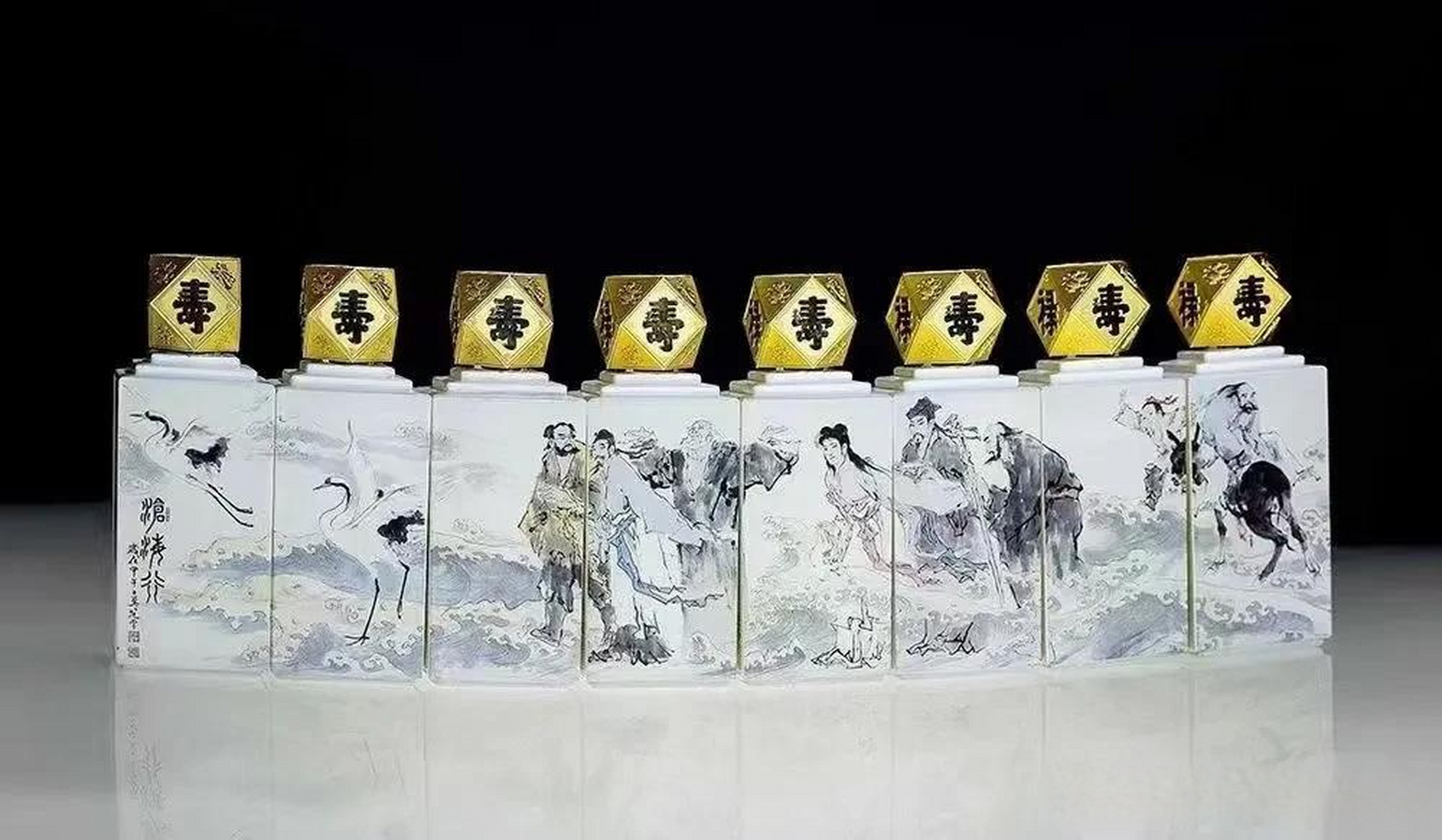 茅台八仙过海,范增老先生的作品,也是少见的方形瓶个性茅台,巅峰价格