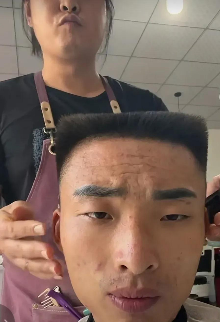 据说这个发型叫"平头",是现在流行的么?