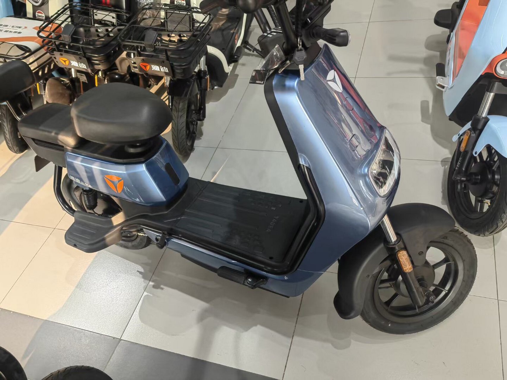 雅迪速韵 炒鸡低的价格 5块大电池 雅迪速韵动力版