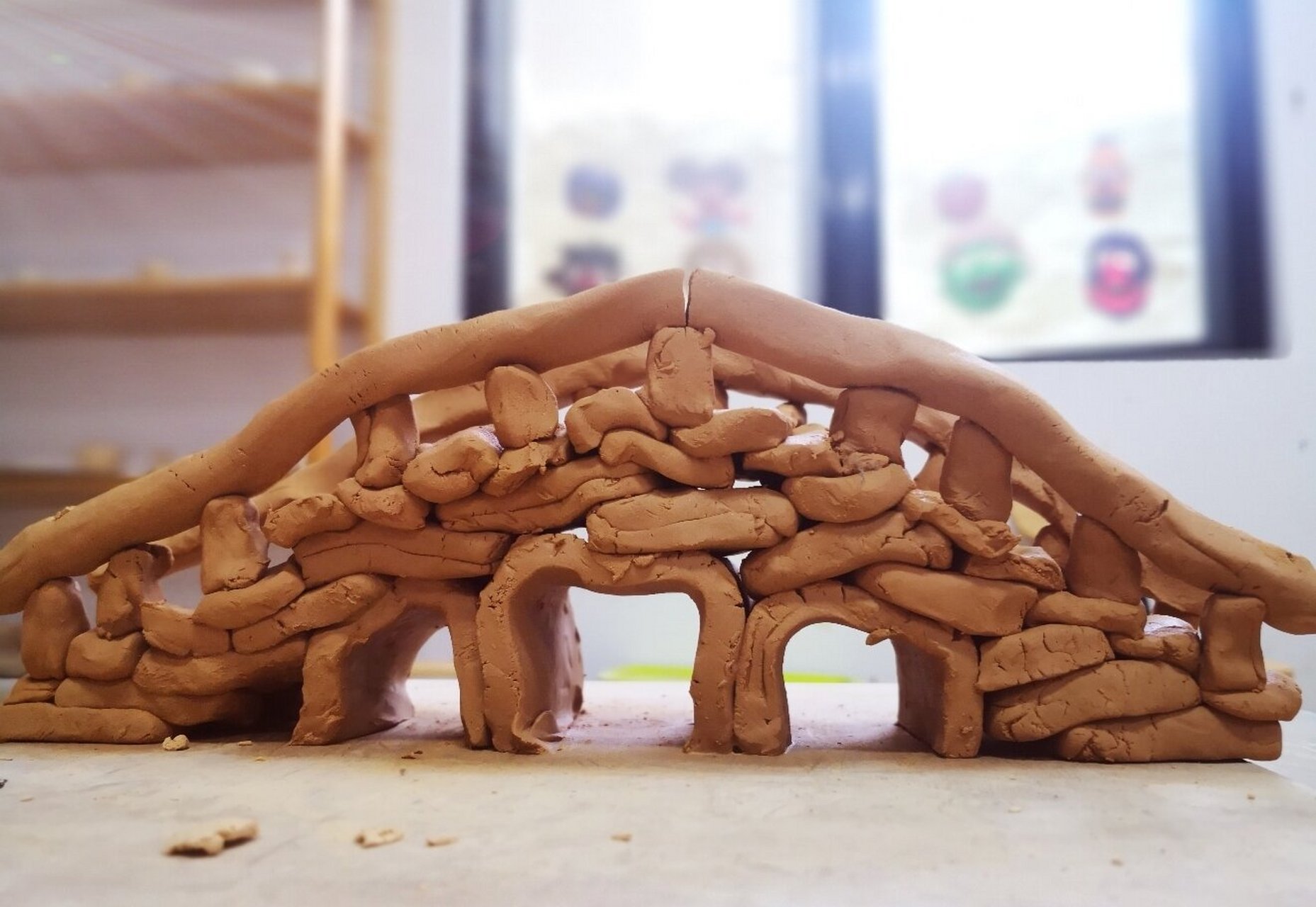 陶土——桥 陶艺课当然不只是拉胚~ 看上去简单的堆叠,对每一块"砖"的