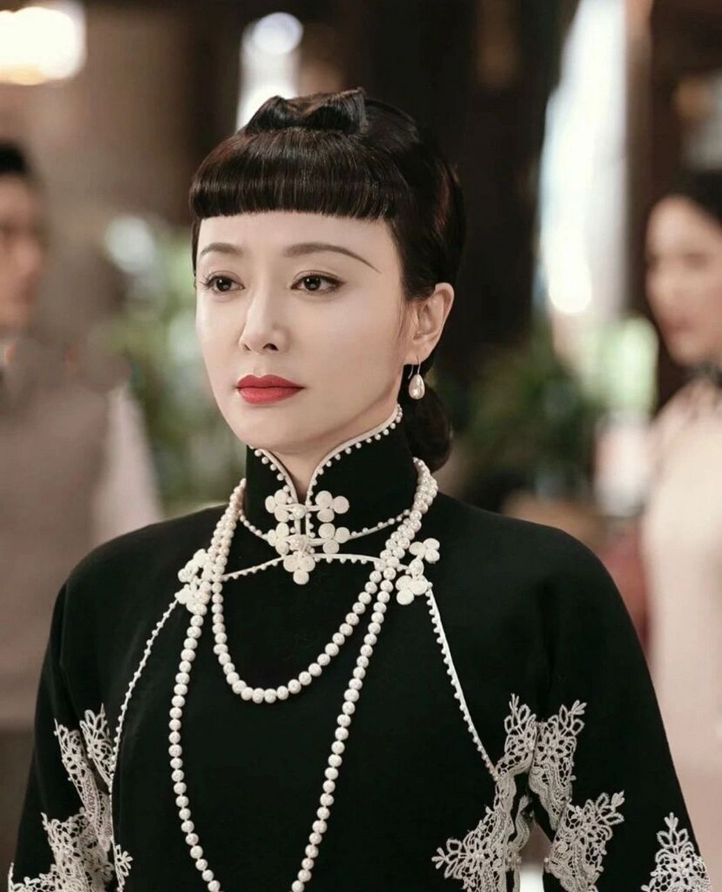秦岚这组民国风剧照简直美翻了 连于正都夸秦岚是一个大美女我真的被