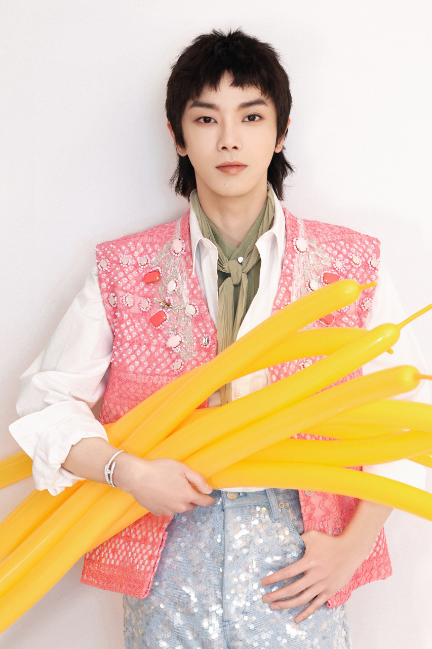 华晨宇超话98#祝华晨宇0207生日快乐#  星移斗转,音符谱动,用热爱