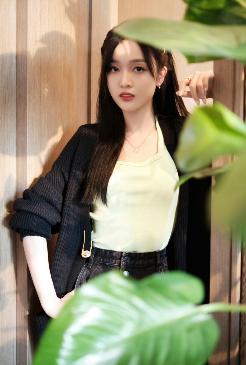 吴宣仪黑白色彩甜美穿搭