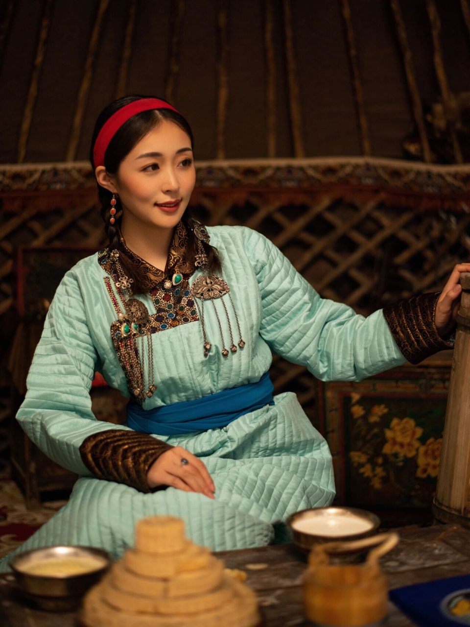 乌珠穆沁服饰包括乌珠穆沁蒙古族传统的服饰式样和着装习俗