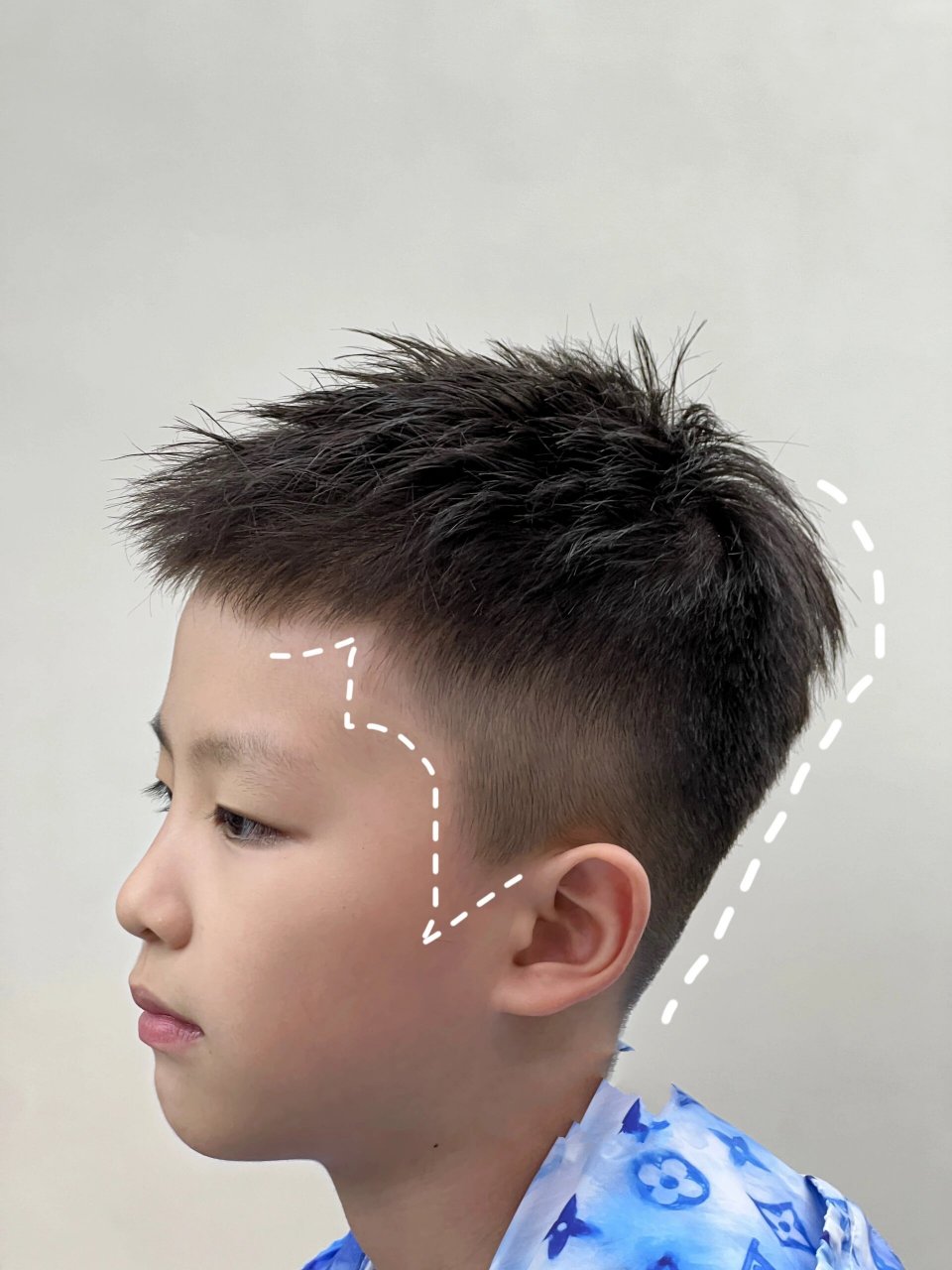 从幼儿园转变到小学生,从呆萌可爱的韩系boy 转变酷帅的小型男,在发型