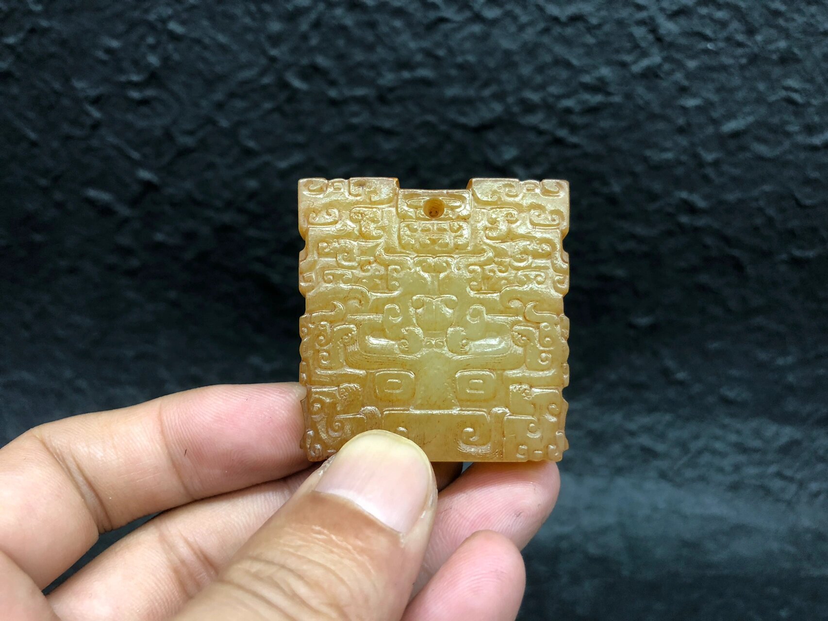 春秋战国 和田黄玉 饕餮纹玉佩 玉质油润 包浆浑厚 局部受沁 双面工艺