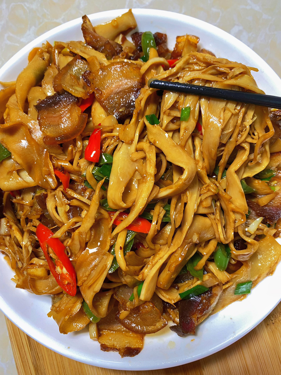 终于吃上了6015巨爱的糯米笋炒腊肉(内附教程) 食材:糯米笋  线椒