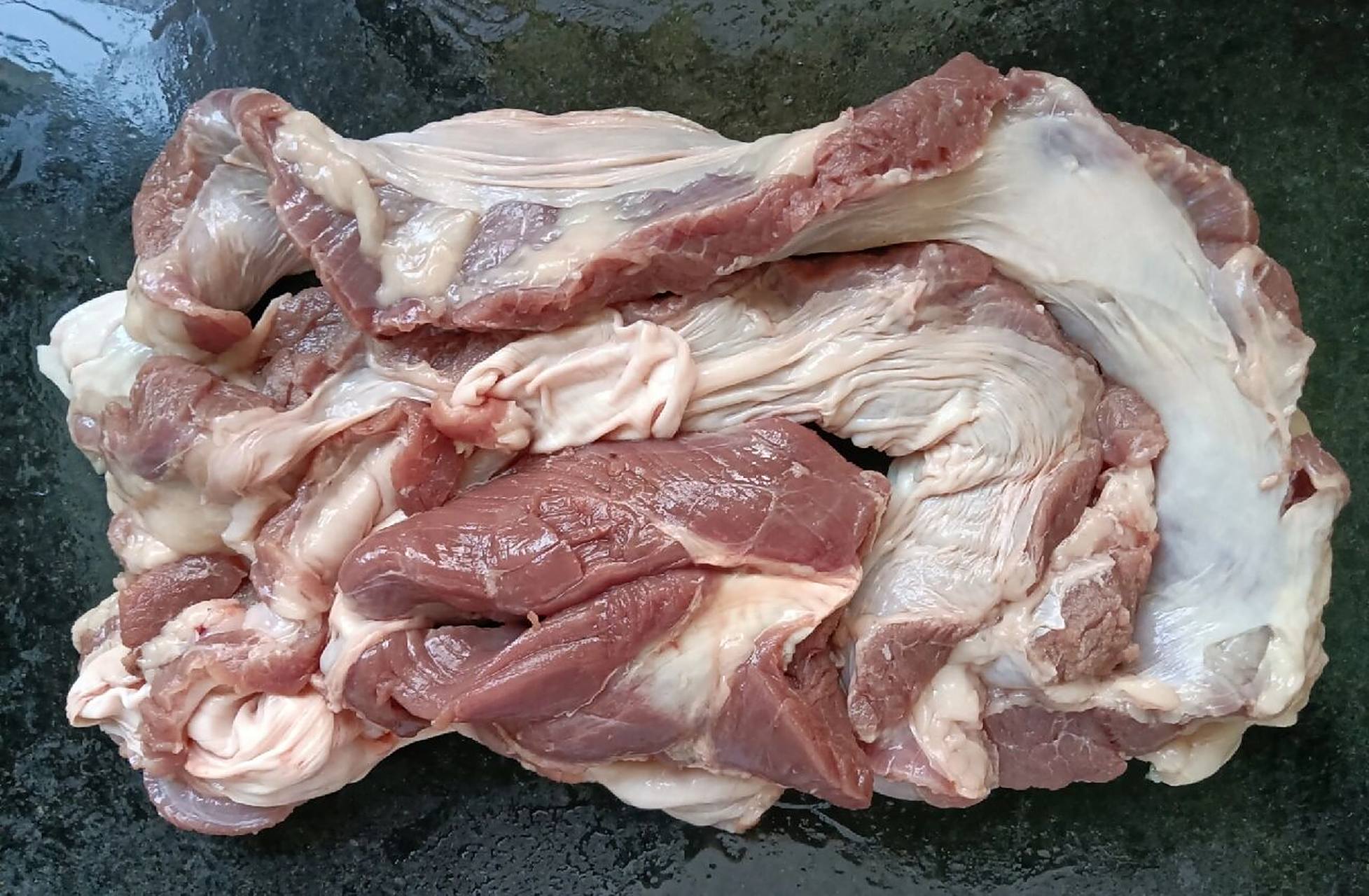 啤酒焖隔山肉,一款备受老饕们欢迎的肉中极 在肉猪的猪肝与猪肺之间