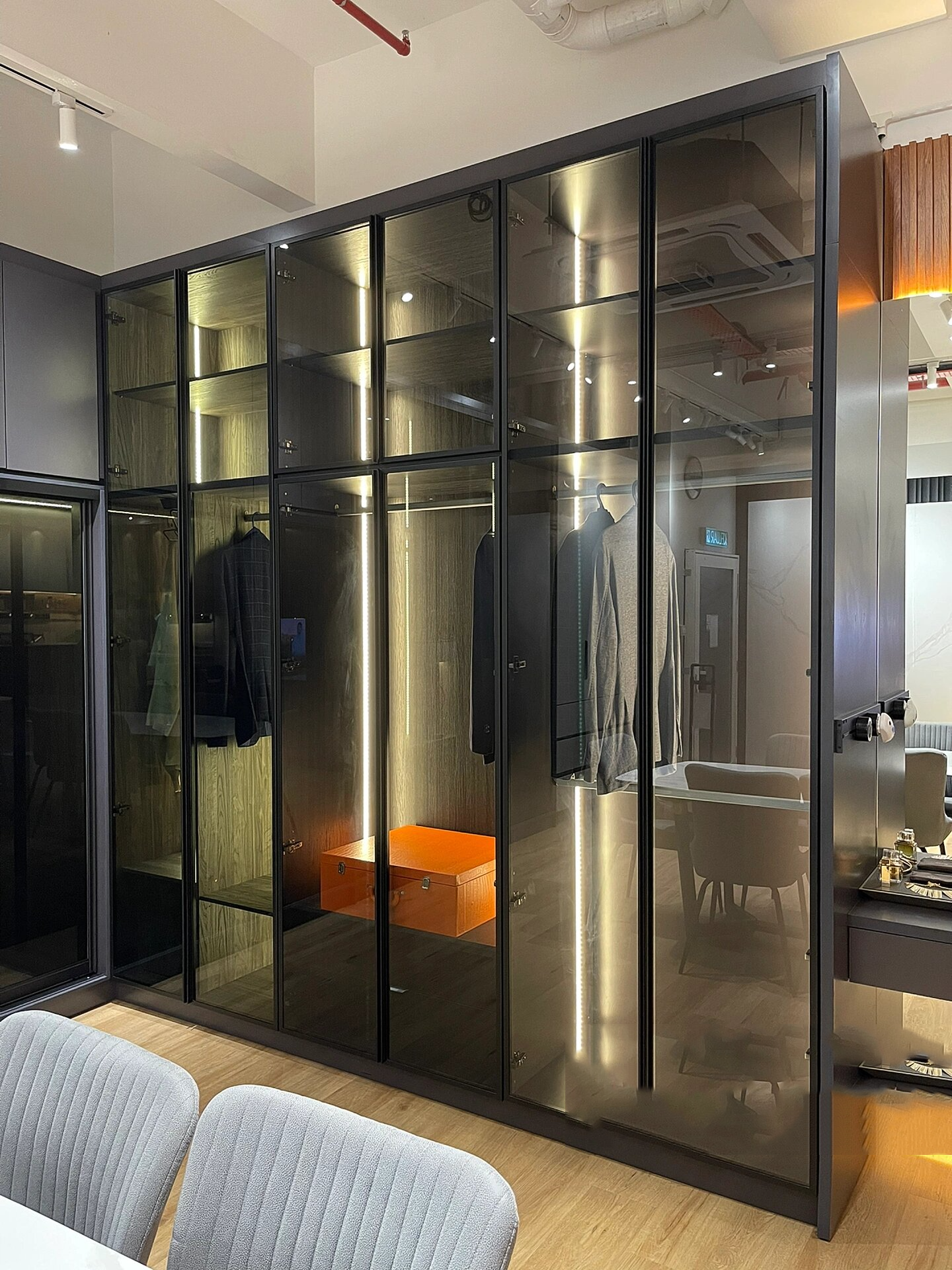 9890 卧室高级感 这款轻奢黑色玻璃极窄边框衣橱是透明带着丝微