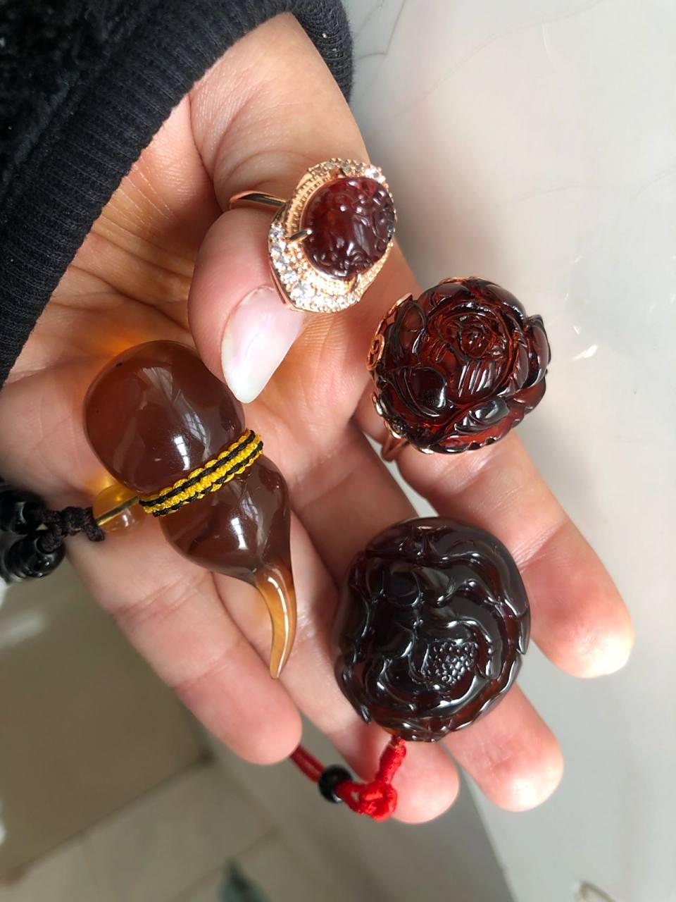 缅甸血珀的真真假假 自然光下看是不是都没毛病,一打紫光灯就可以看到