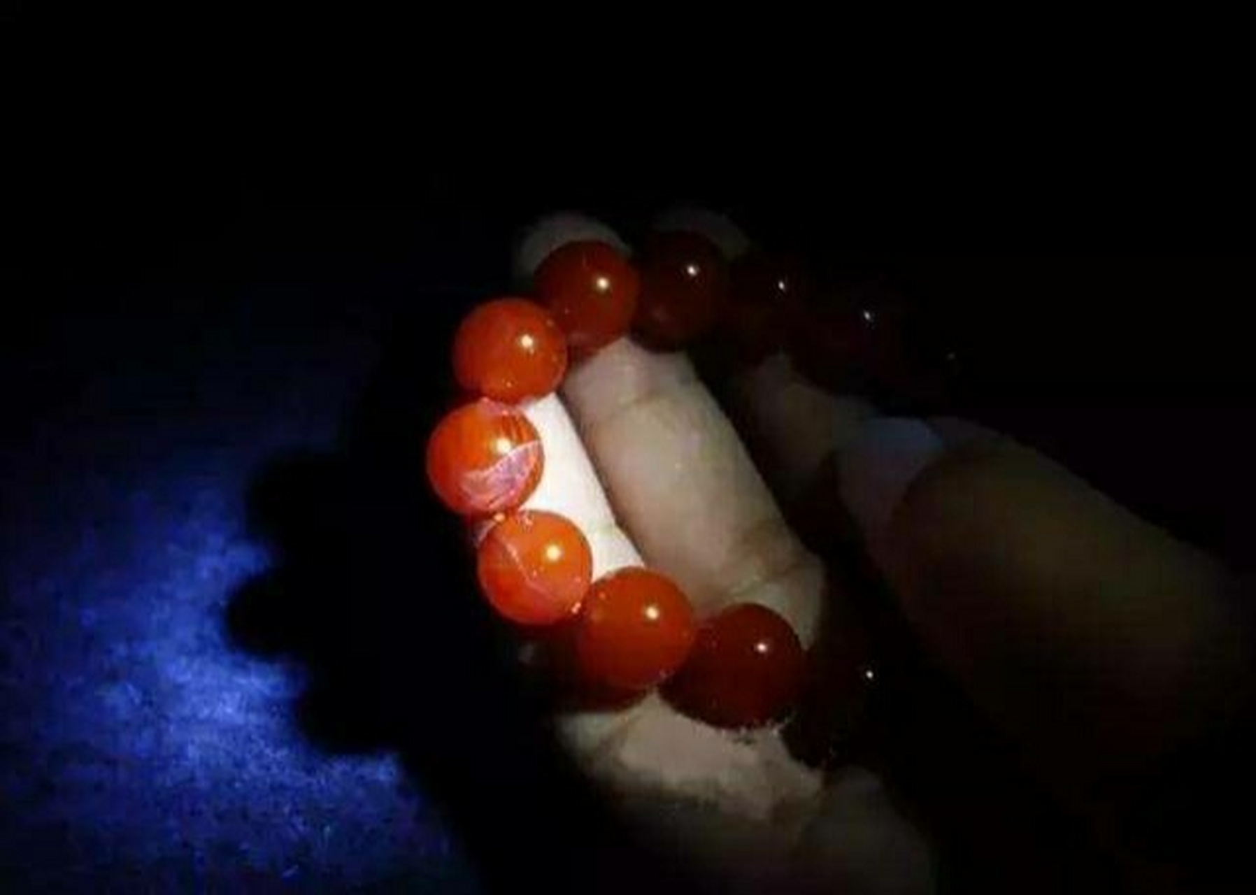 我反正见过注胶商家,一年挣百把万吧的那种,他们