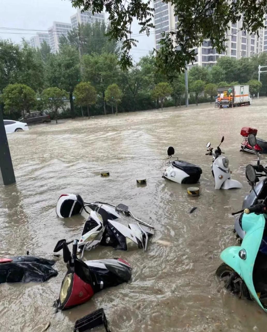 西安蓝田暴雨图片