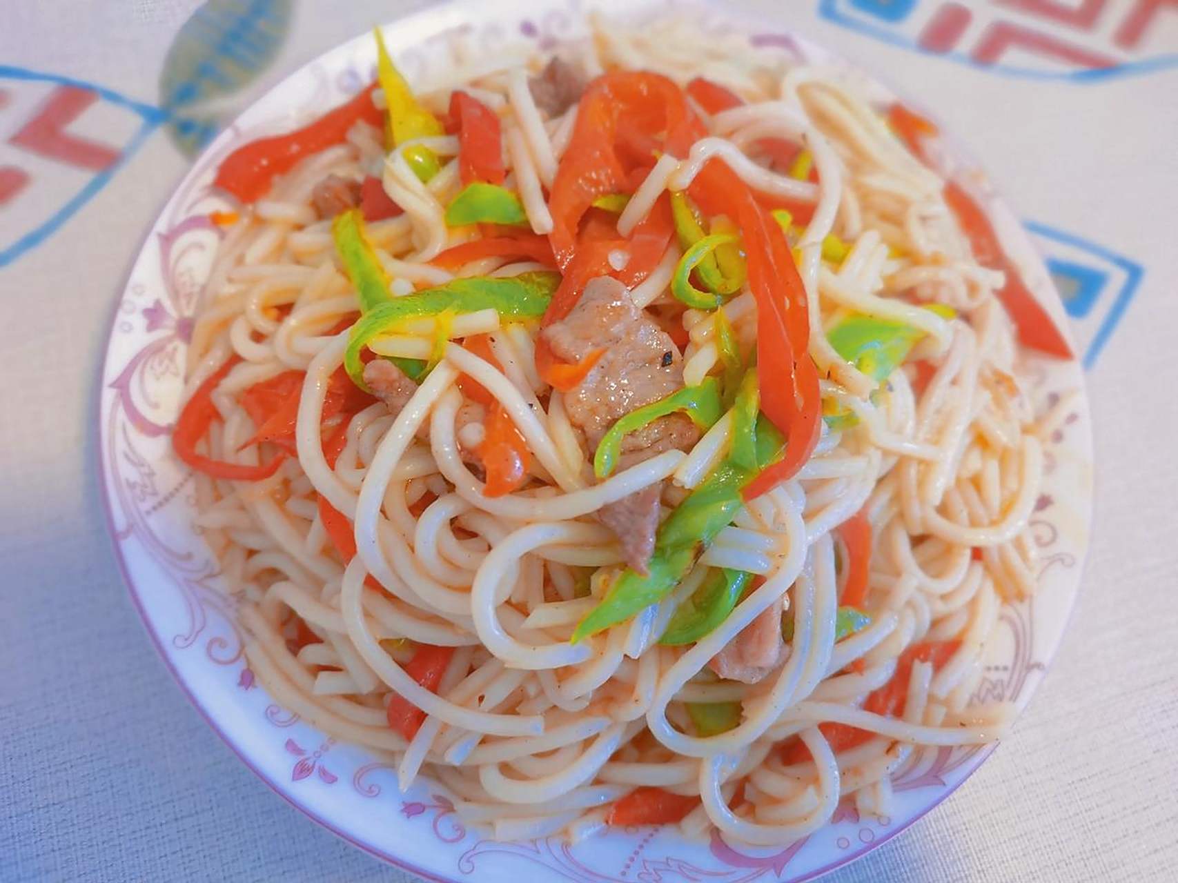 给大家分享一个好吃的炒米粉! 青椒红椒肉片炒米粉～ 做法:锅中给油,