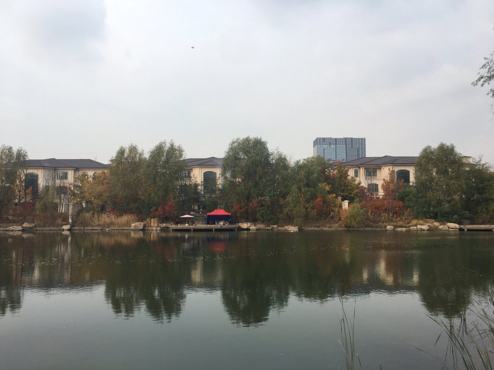 ——翠泉源 南三环和卫星路之间的翠泉源,帐篷林立