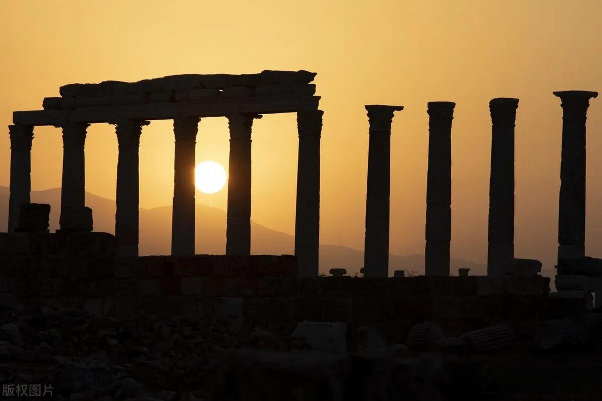 土耳其代尼兹利日落 老底嘉古城显壮观 当地时间2022年10月19日