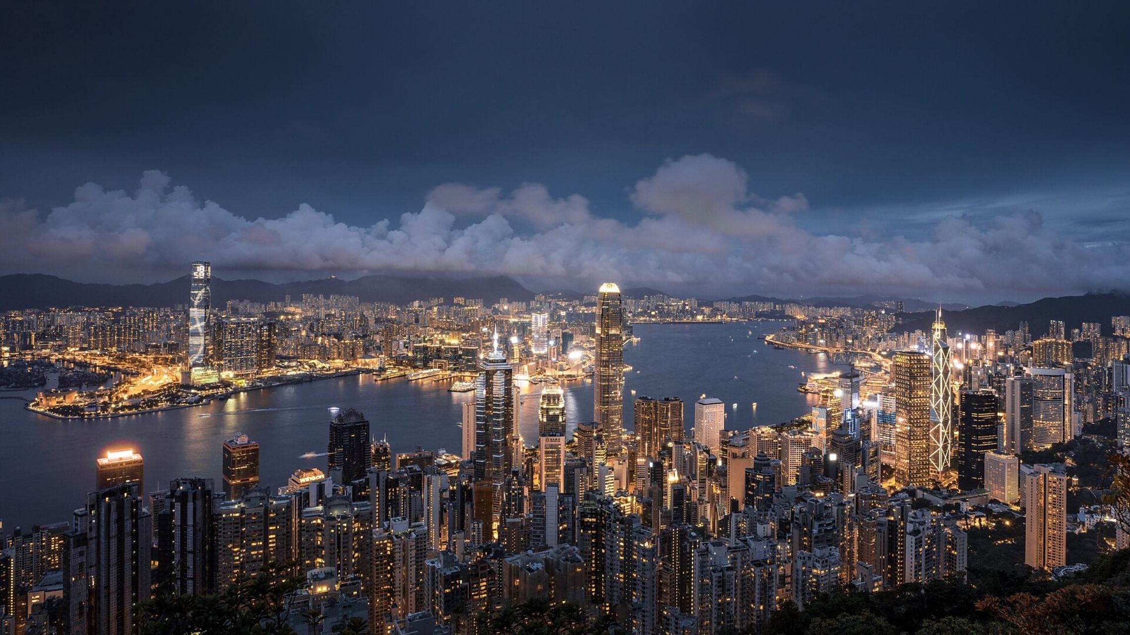 于太平山顶俯瞰香港9396城市夜景 一整个震撼到了家人们,这是我