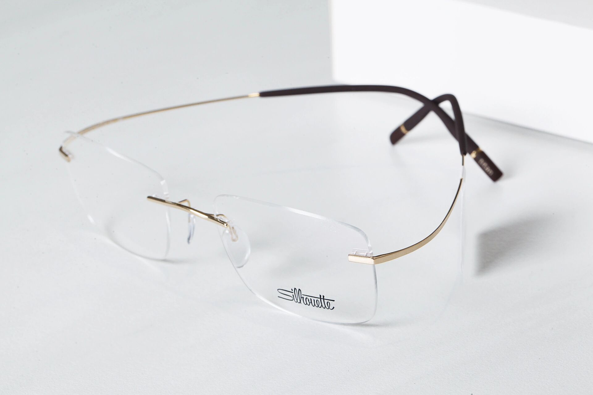 诗乐 silhouette 专业眼镜品牌 轻盈舒适 无框镜的全镜宽度由镜片宽度