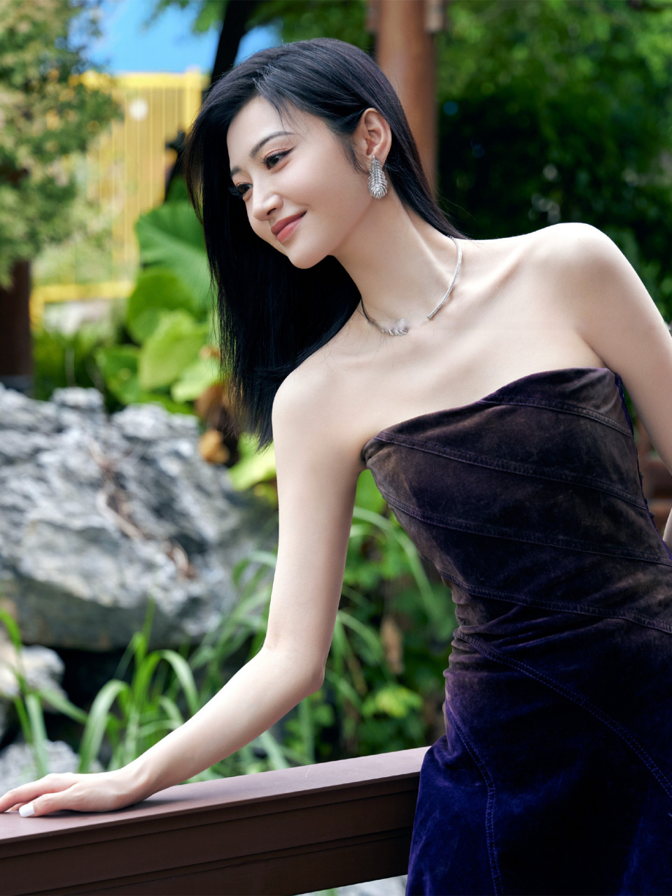 景甜渐变蓝色礼服写真:景甜蓝色美人鱼造型,银幕光影流动,绽放浪漫