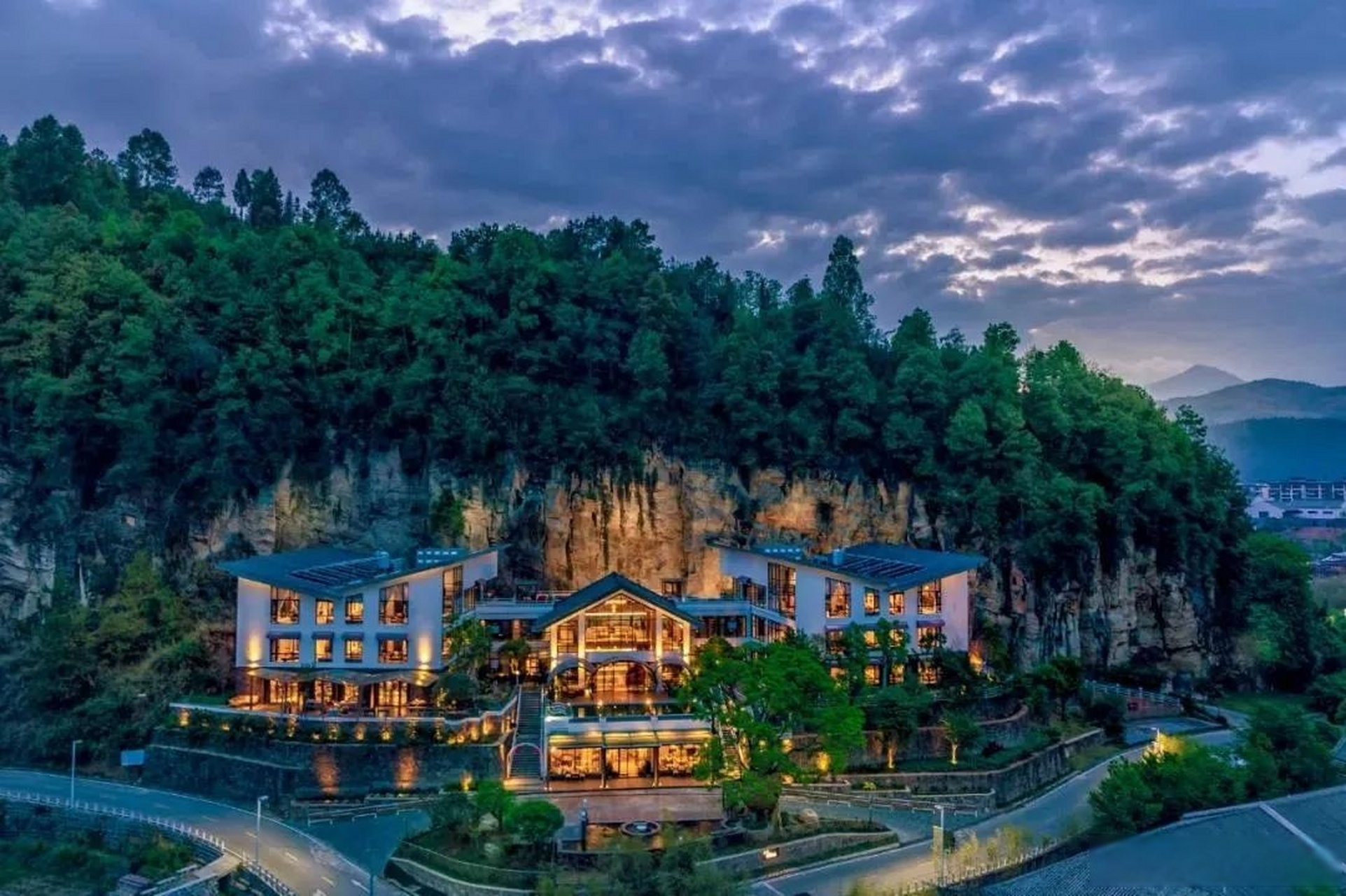 #有一种叫云南的生活# 【腾冲玛御谷温泉小镇】小镇的规划立足于"绿水