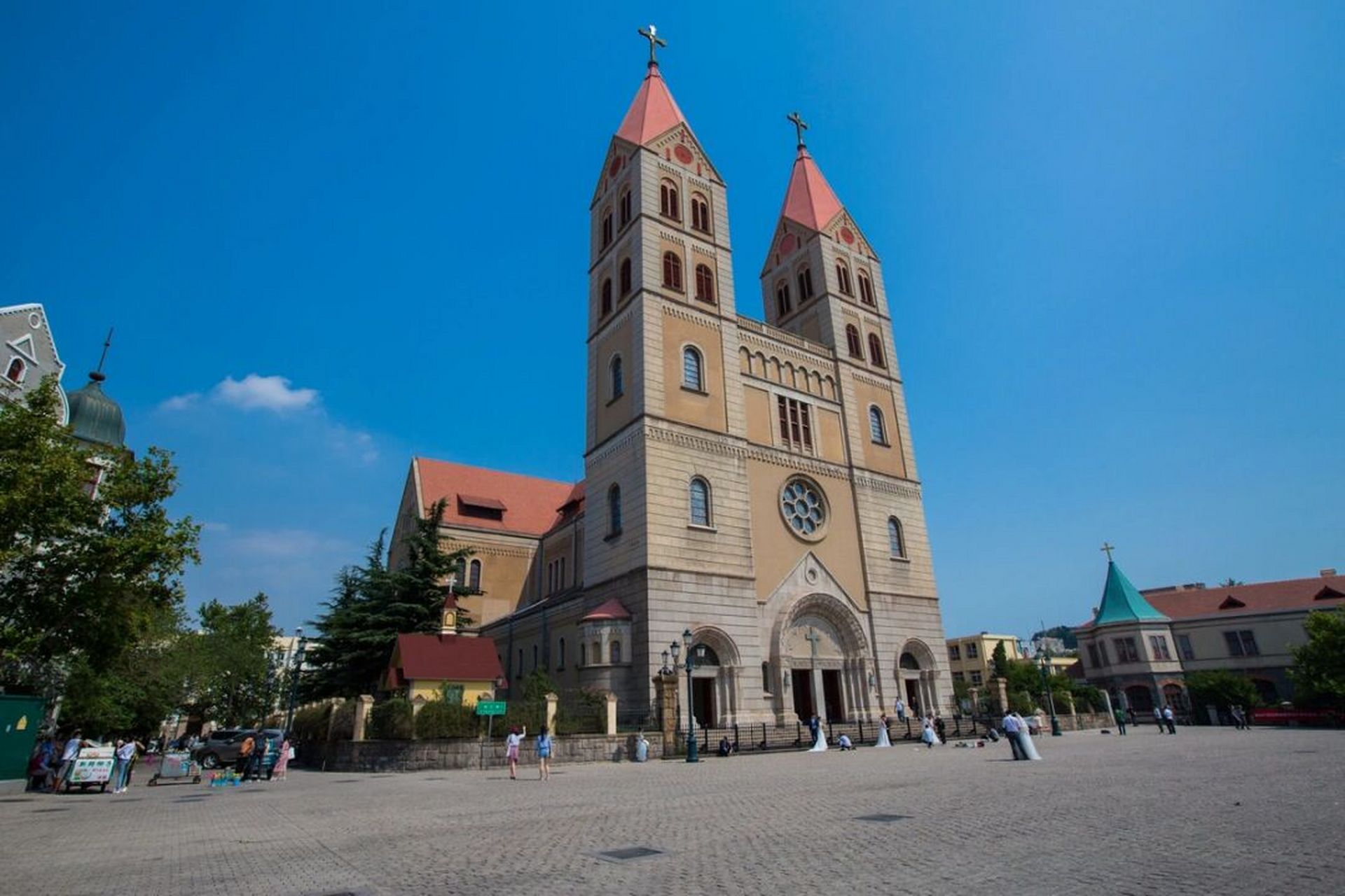 【寻迹中国】青岛天主教堂 青岛天主教堂,原称圣弥厄尔大教堂,始建于